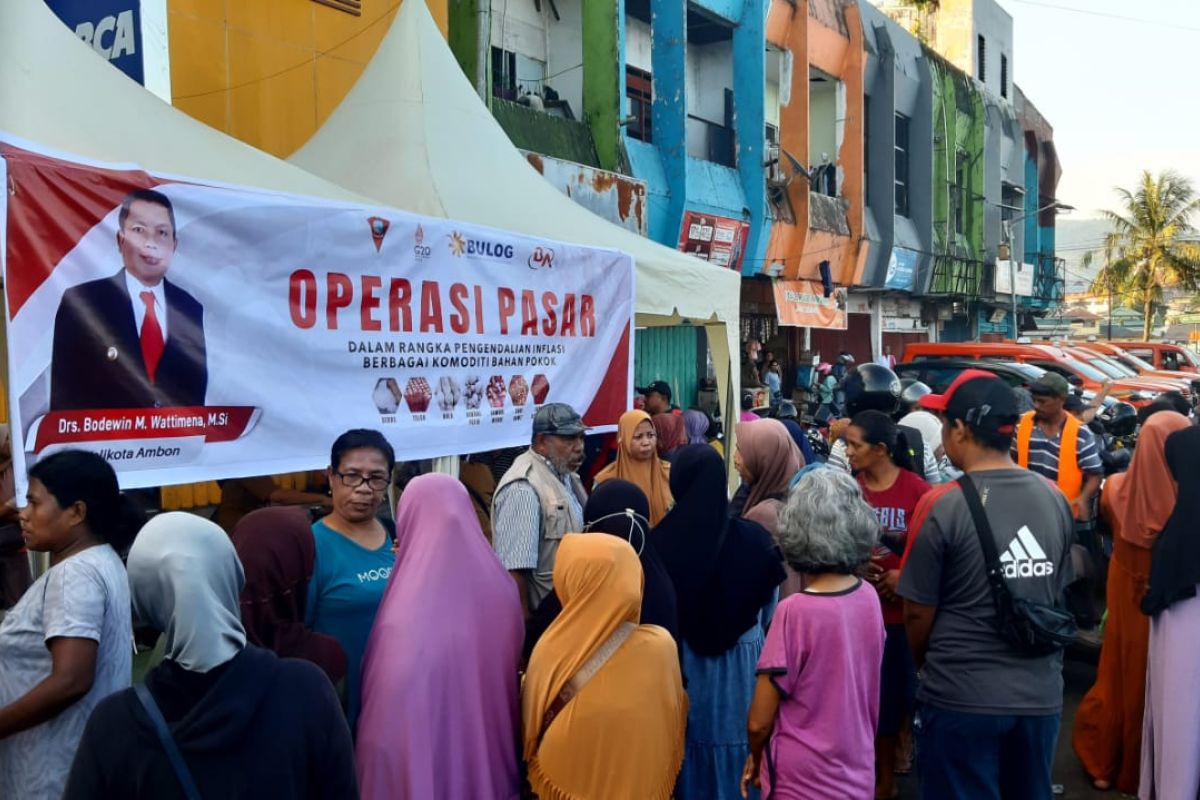 Ambon lakukan operasi pasar kendalikan harga pangan