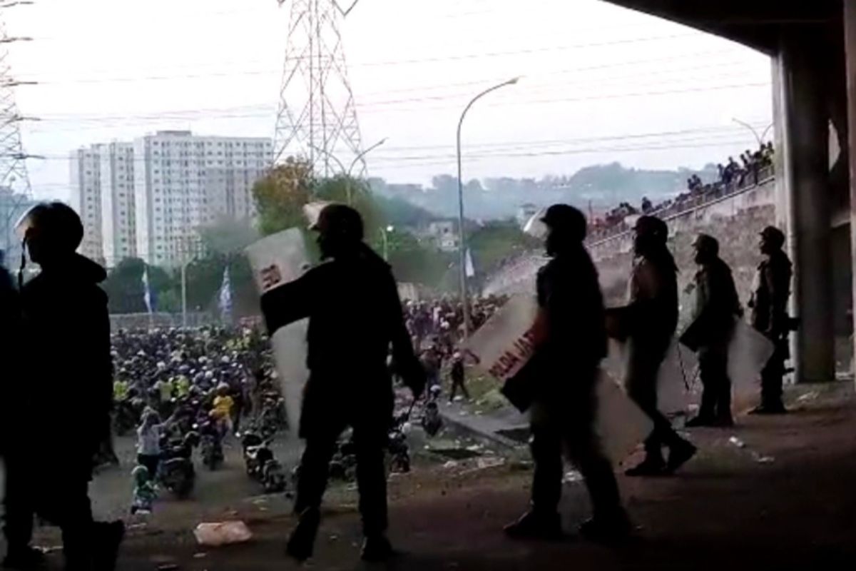 Polisi dan suporter alami luka akibat kericuhan Liga 2 Indonesia di Gresik