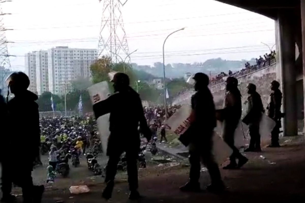 Sejumlah polisi dan suporter alami luka usai kericuhan di Gresik