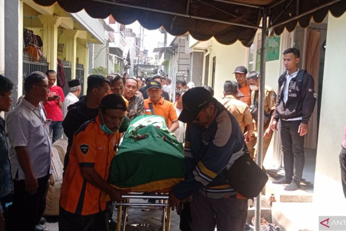 Sopir ambulans Dinsos Surabaya jadi korban kecelakaan 