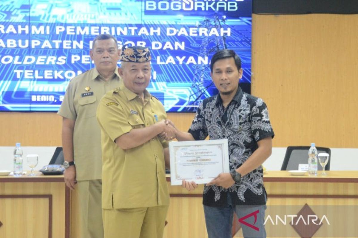 Pemkab Bogor beri penghargaan kepada 16 perusahaan penyedia menara telekomunikasi