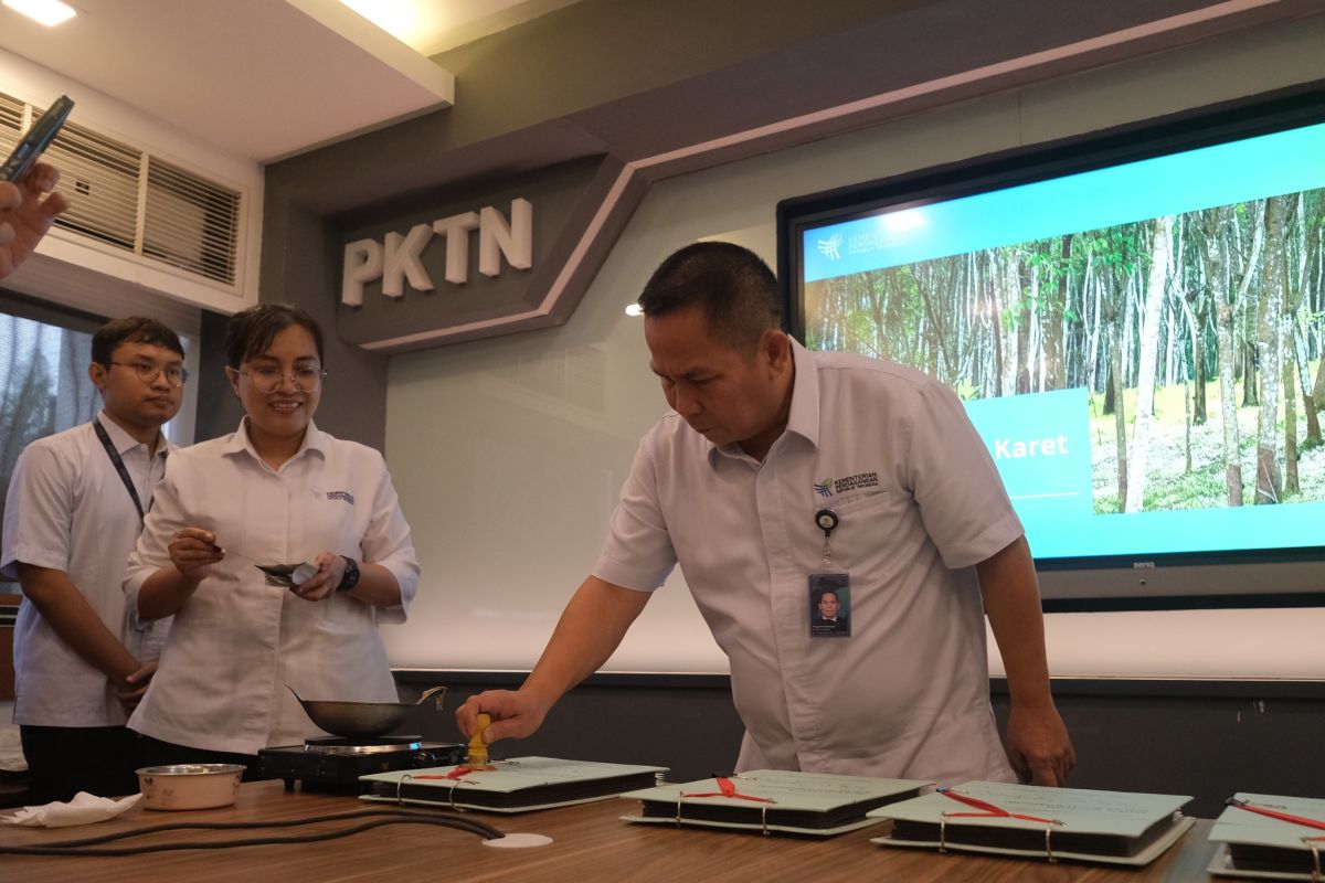 Dirjen PKTN mengesahkan buku contoh karet jadi acuan mutu nasional