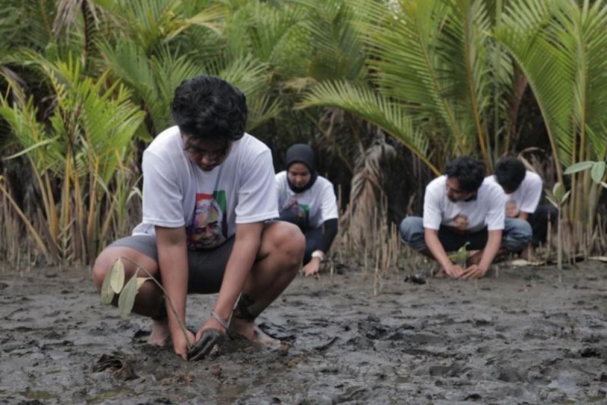 OMG Sumbar ajak masyarakat tanam mangrove di Pantai Penyu