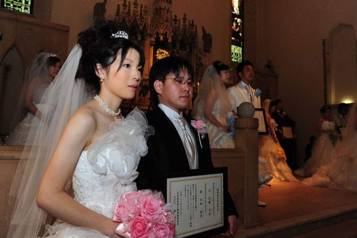Hasil survei menunjukan satu dari empat pengantin baru di Jepang kenal melalui aplikasi kencan
