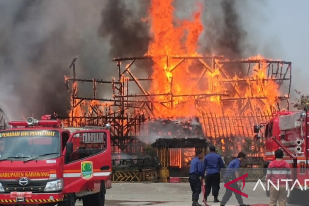 BPBD Karawang turunkan tiga unit kendaraan damkar padamkan kebakaran rumah makan
