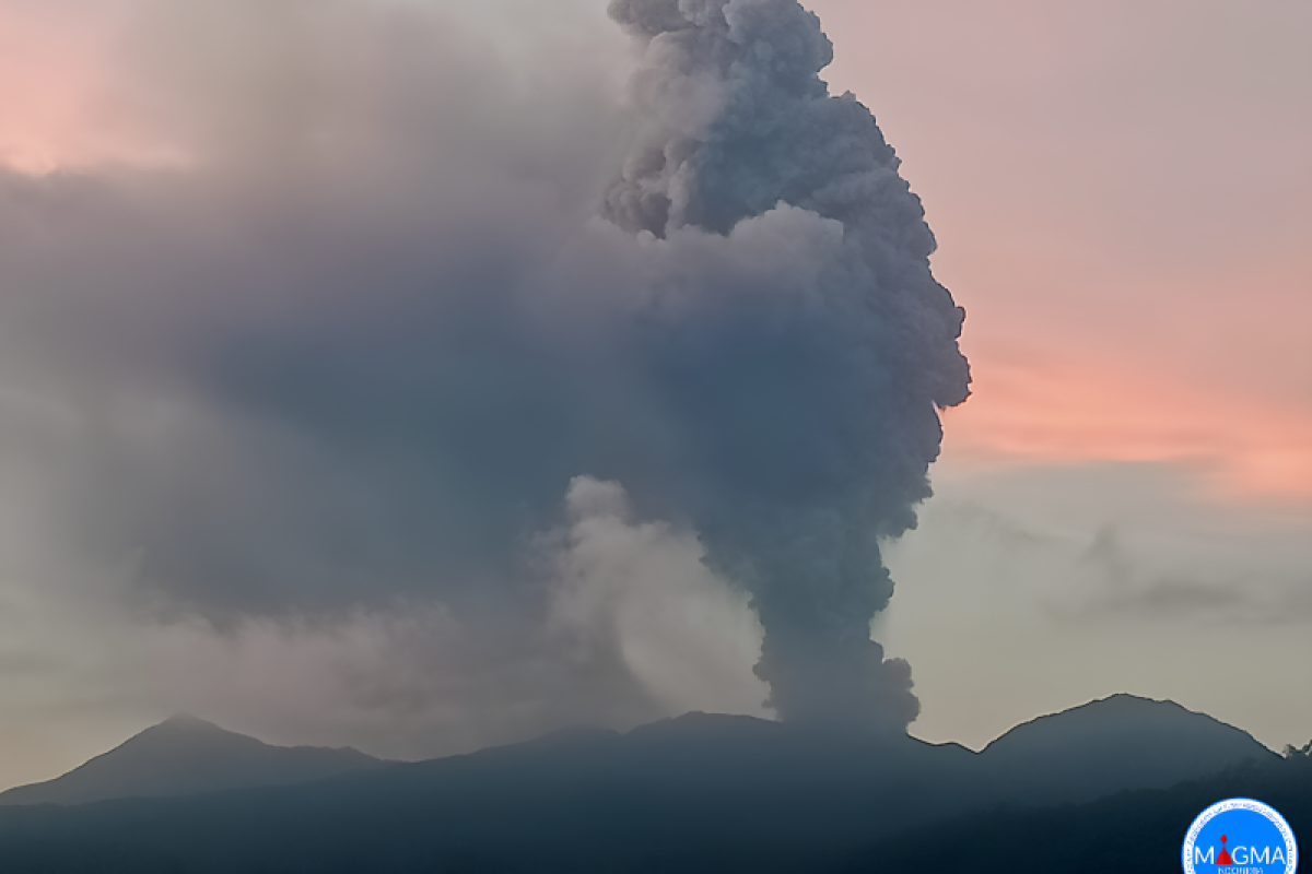 Gunung Dukono di Halmahera Maluku Utara kembali melontarkan abu vulkanik