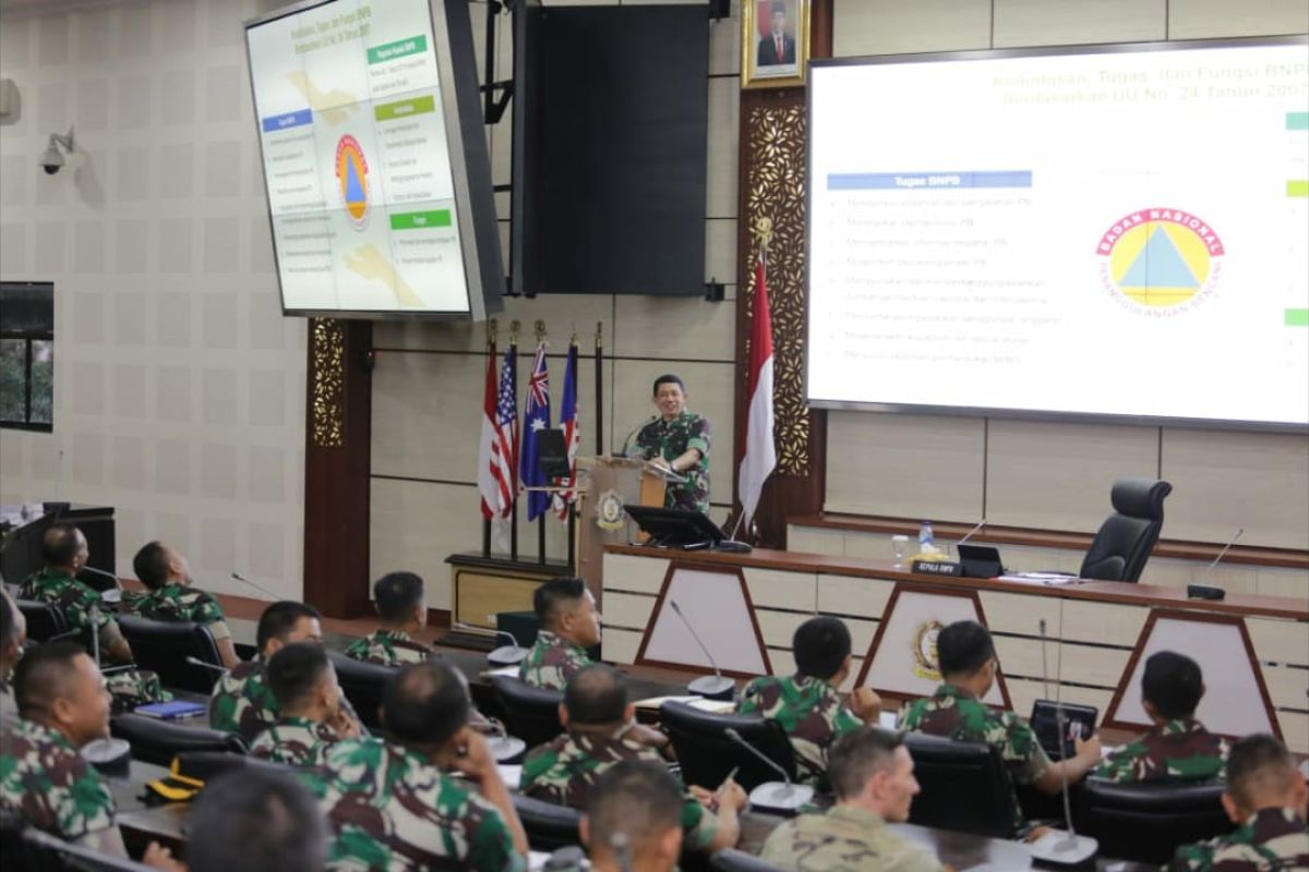 BNPB chief gives disaster knowledge lecture to army college students