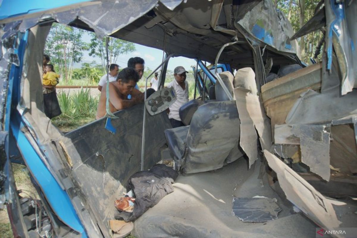 DP3A-PPKB Surabaya dampingi keluarga korban laka elf tertabrak KA