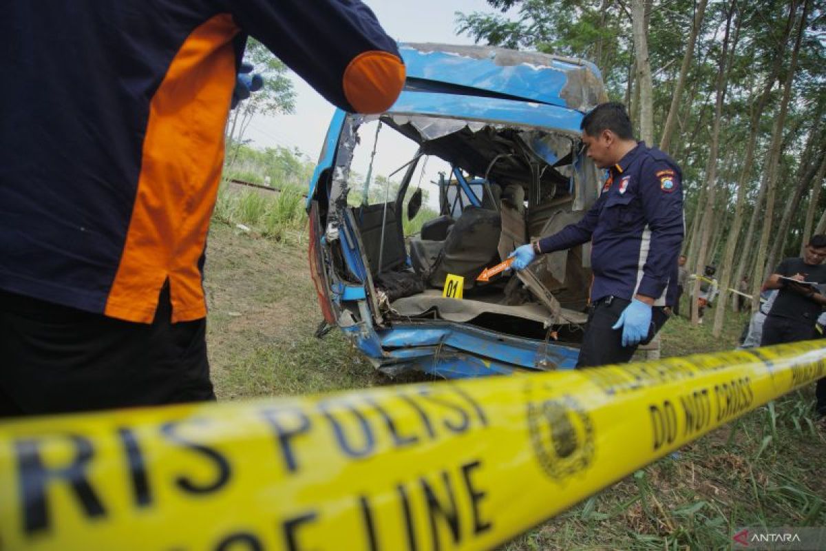 Danru Satpol PP Surabaya jadi korban kecelakaan elf tertabrak KA