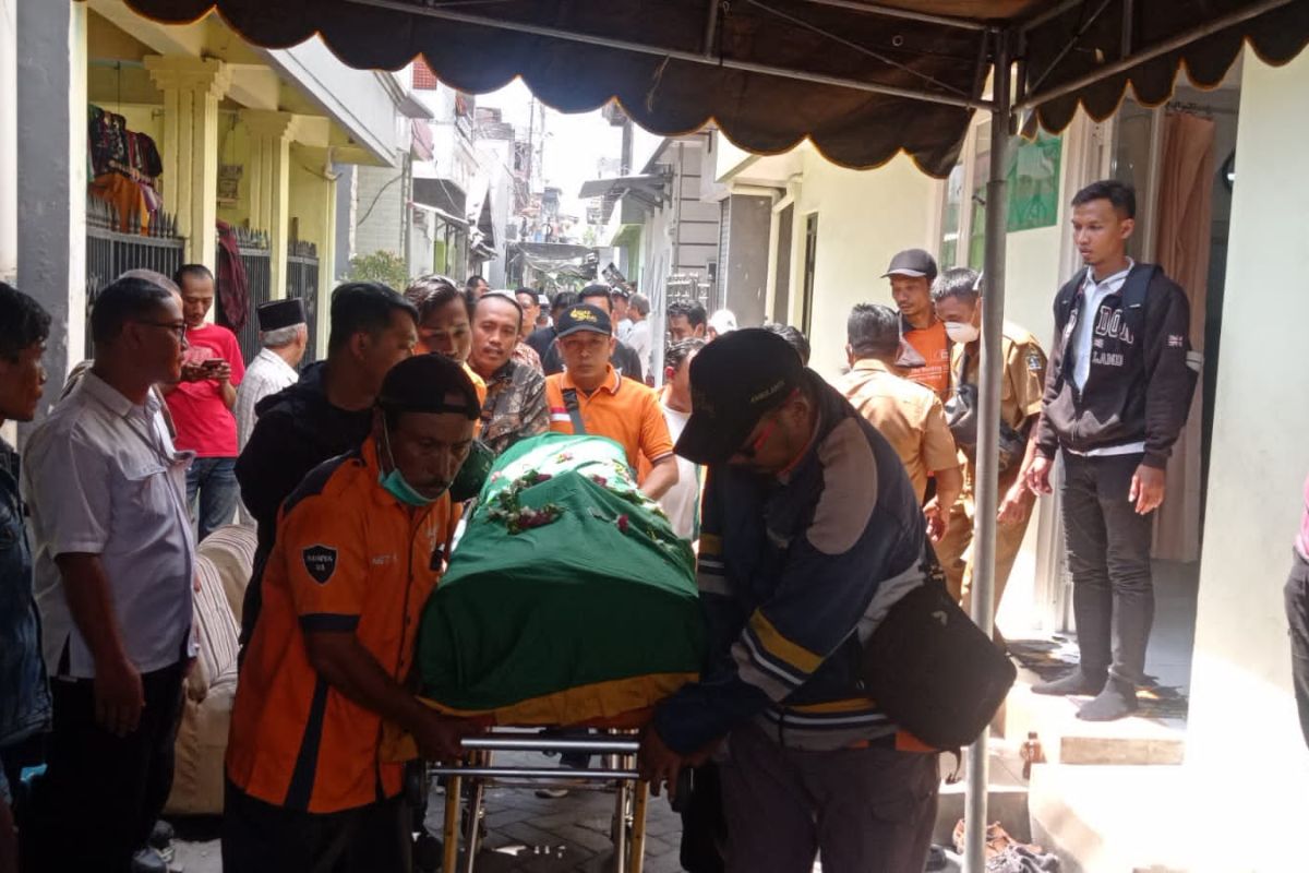 Sopir ambulans Dinsos Surabaya jadi korban kecelakaan KA