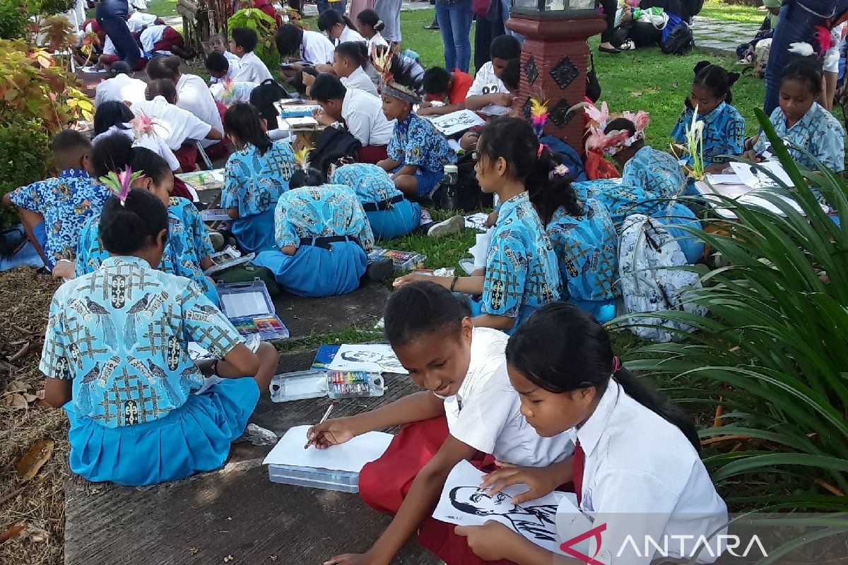 146 siswa Biak meriahkan STC dengan melukis wajah Presiden Joko Widodo