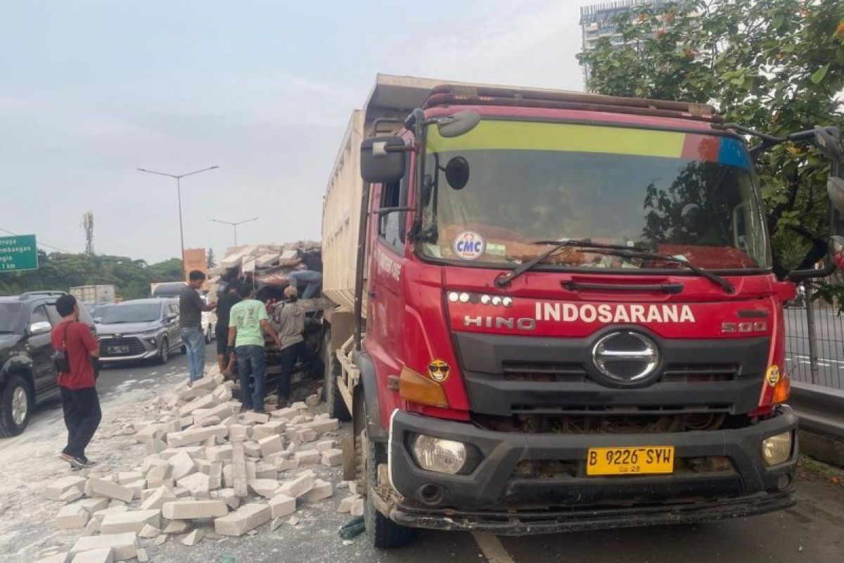 Dua truk terlibat kecelakaan di Tol Jakarta-Tangerang KM 04.400