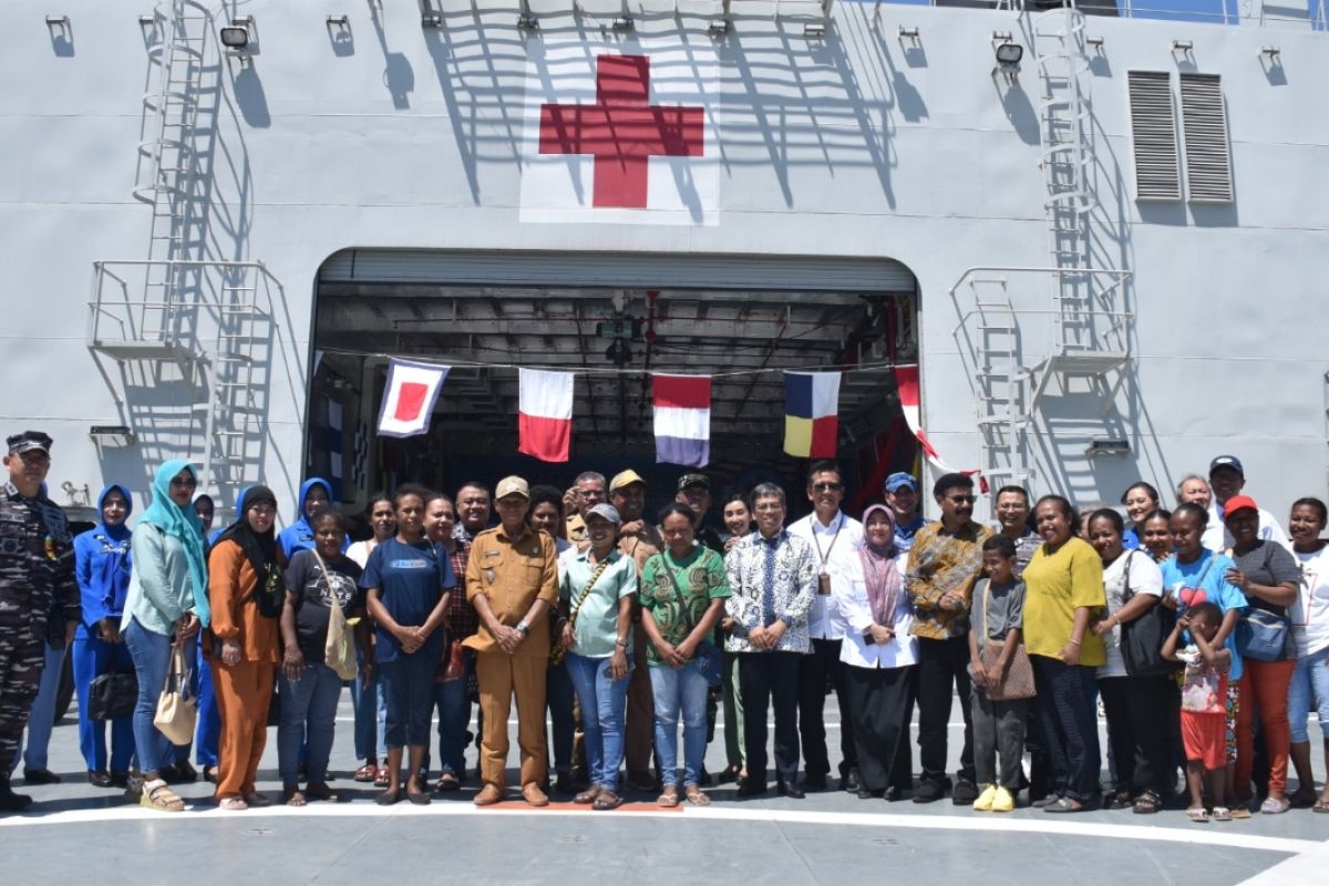 TNI AL-Kementerian Investasi adakan bakti sosial kesehatan dukung STC Biak