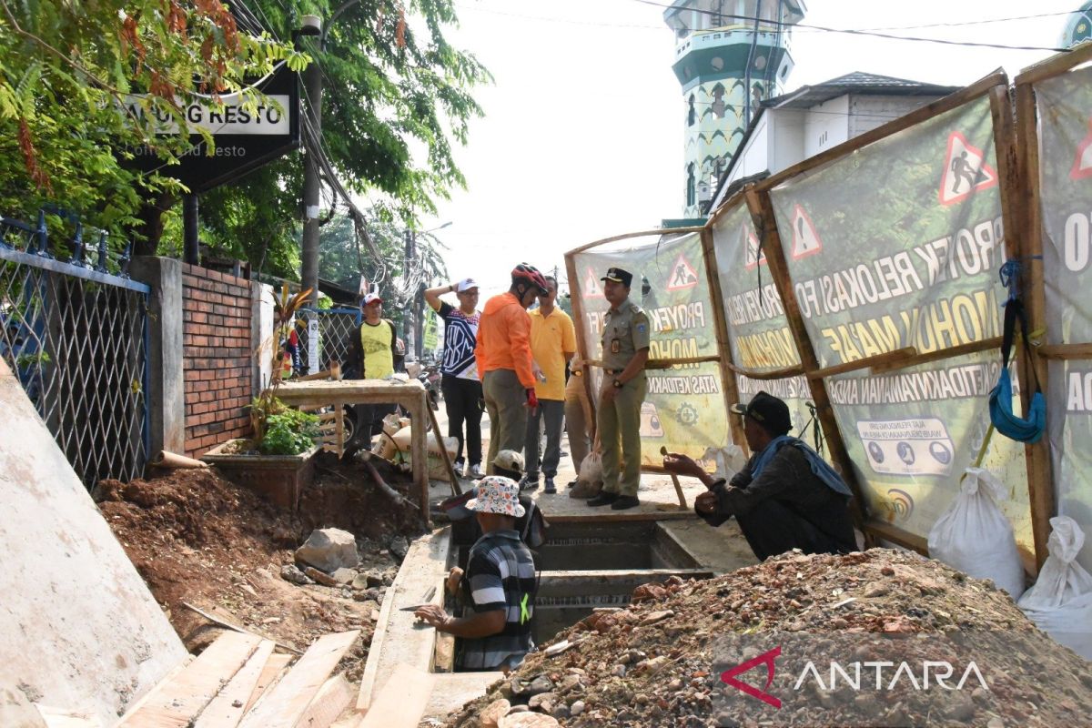 Tanggulangi banjir, Pemkot Jaktim cek perbaikan turap dan jembatan