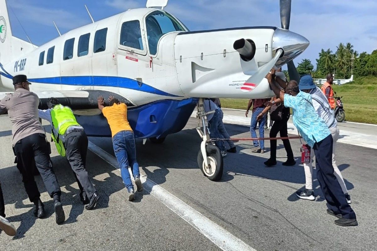 Polisi membantu proses evakuasi pesawat Tariku di Bandara Nabire-Papua