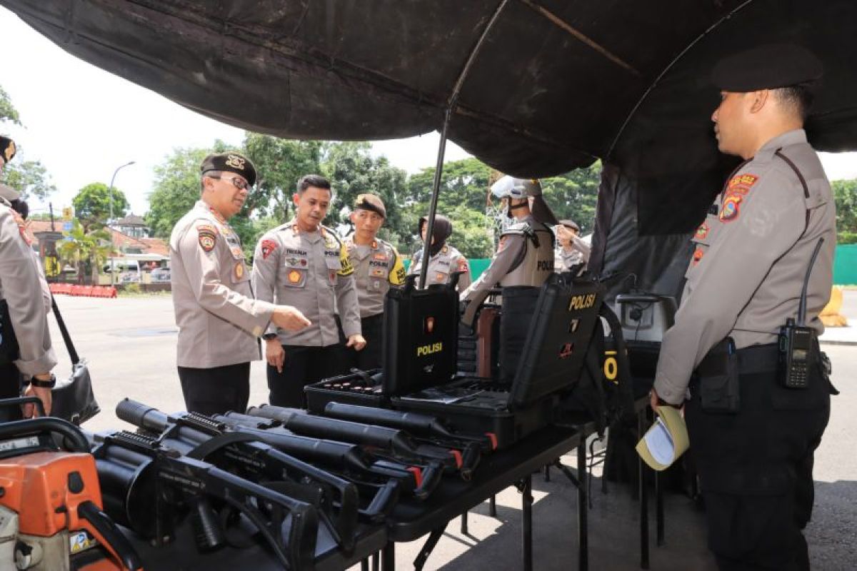 Tim Mabes Polri mengecek sapras pengamanan Pemilu 2024 di Lombok Tengah
