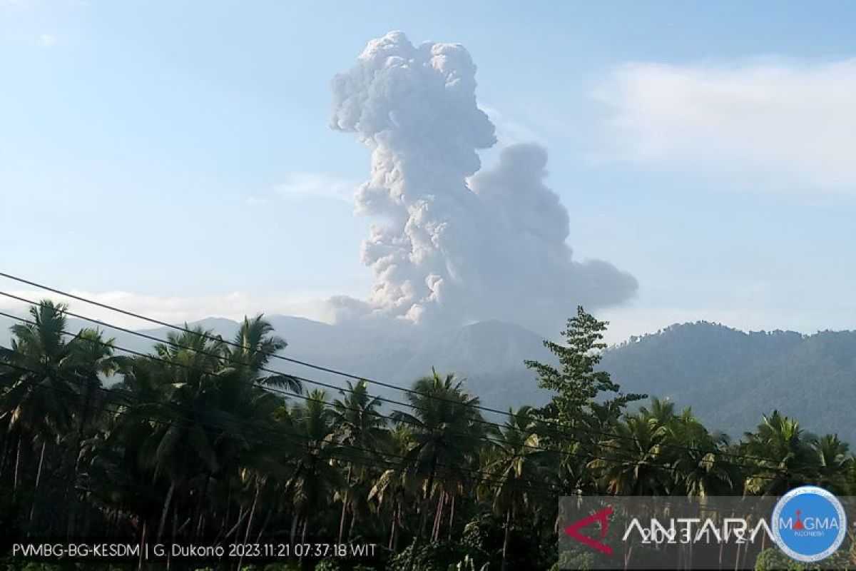 Erupsi Gunung Dukono sebabkan hujan abu vulkanik di empat kecamatan