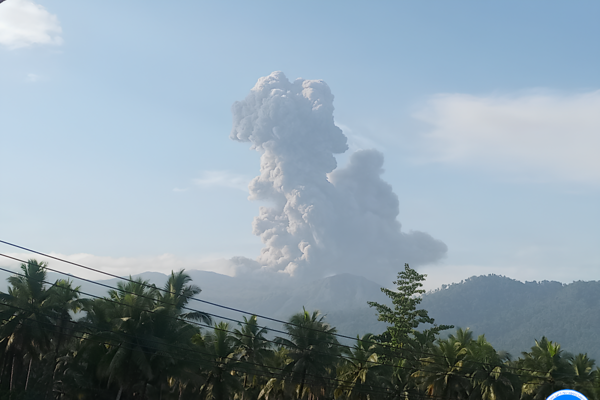 Gunung Dukono erupsi, luncuran abu ke arah barat