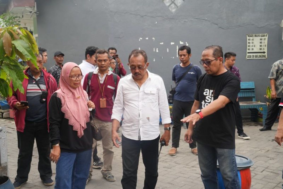 Pemerintah Kota Surabaya berupaya tuntaskan masalah penerangan jalan