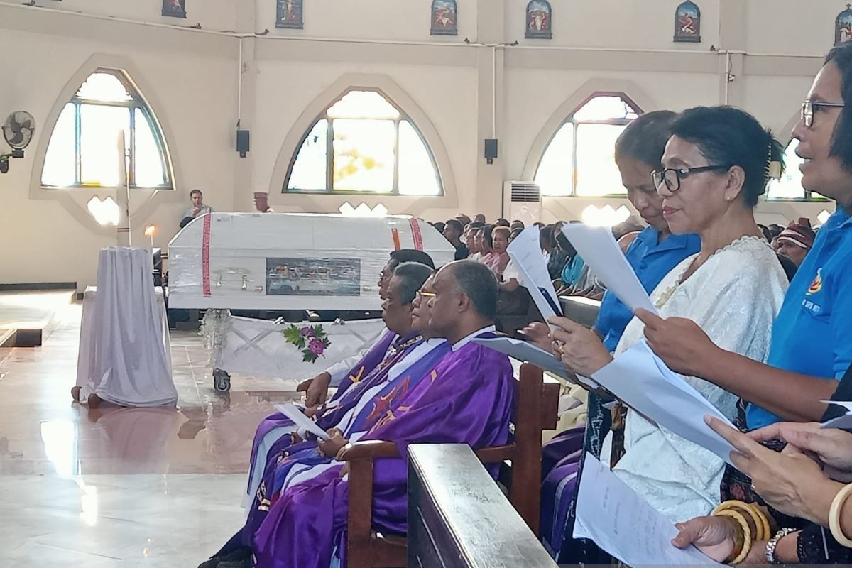 Ribuan warga Kota Kupang sambut jenazah Uskup Agung Ende