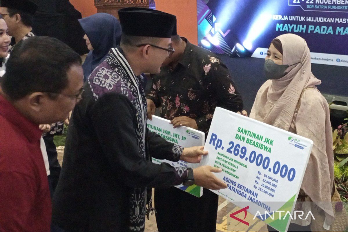 BPJAMSOSTEK  Purwokerto serahkan santunan kepada ahli waris peserta