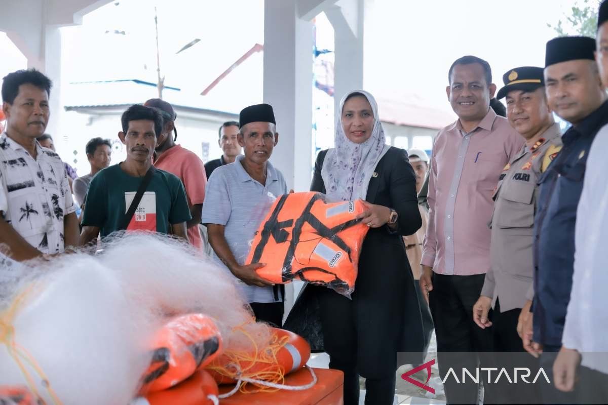 Pemkab Nagan Raya salurkan alat tangkap untuk ratusan nelayan