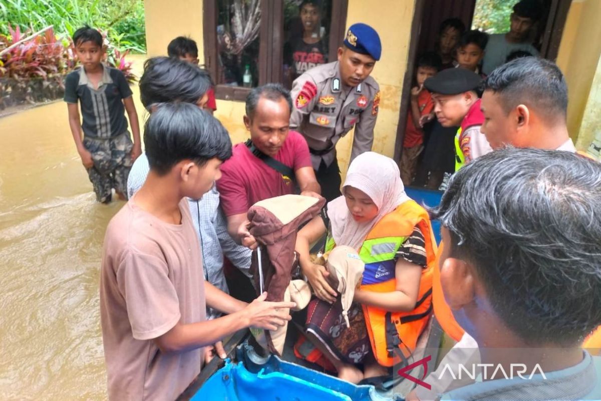 Satpolairud Polres Aceh Barat evakuasi ibu dan bayi dari lokasi banjir