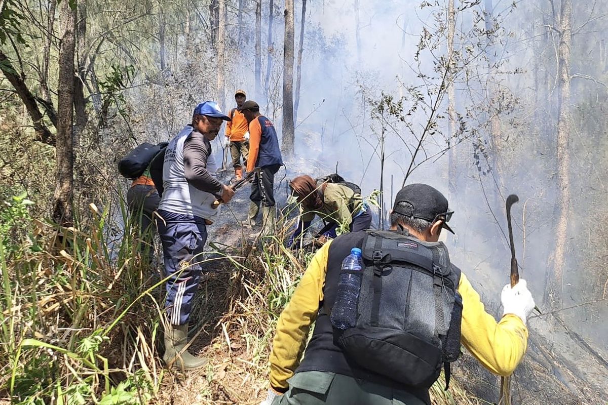 Pemadaman api di Gunung Panderman terkendala medan ekstrem