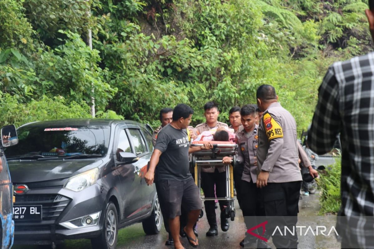 Bencana alam tewaskan dua warga di Humbahas , AKBP Hary Adrianto turun evakuasi korban