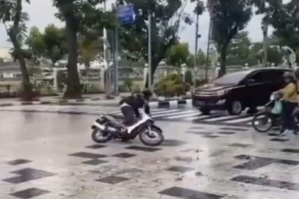 Rekonstruksi intersection, Bobby sebut Jalan Sudirman bukan dikeramik