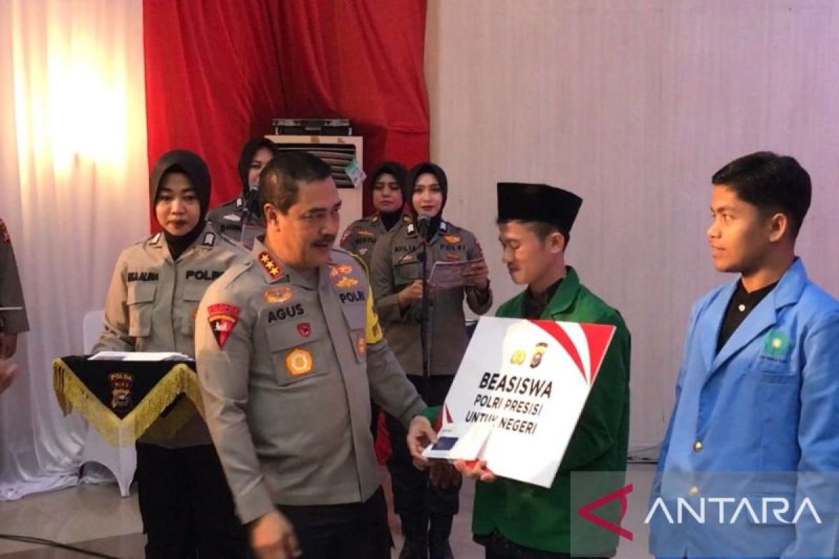 Polri berikan beasiswa untuk 150 mahasiswa di Riau