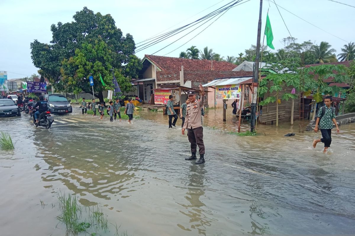 Polres Pesisir Barat siagakan personel di dua titik lokasi banjir