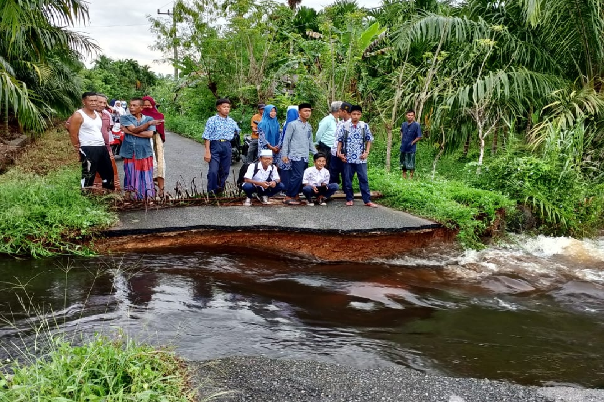 Akses warga Aceh Jaya terganggu akibat gorong-gorong putus diterjang banjir