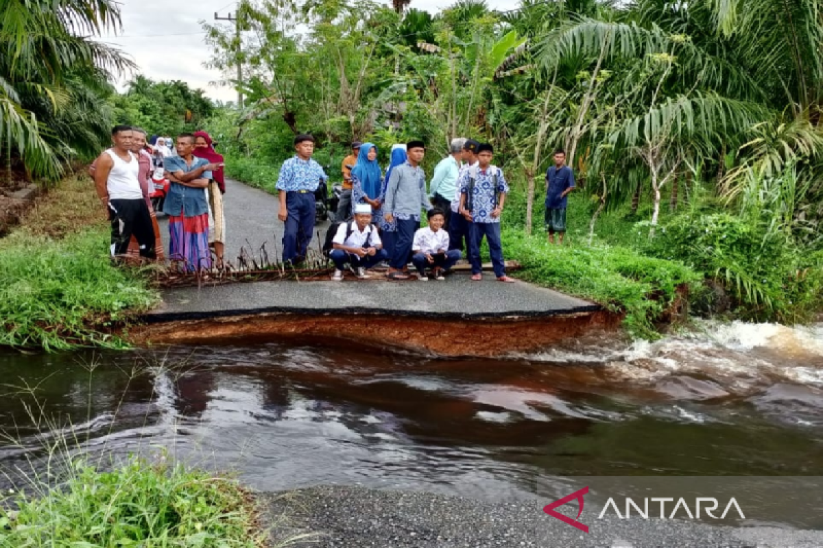 Jalan desa di Aceh Jaya putus akibat banjir