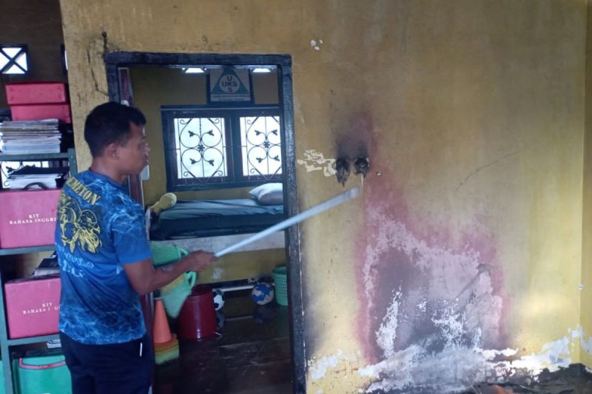 Ruang perpustakaan sekolah dasar di Lombok Tengah terbakar