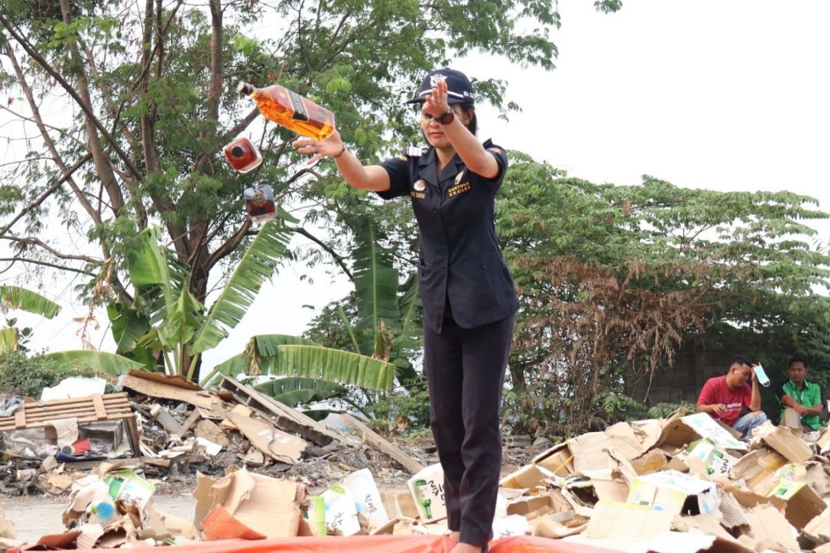 Bea Cukai Tanjung Perak Musnahkan Puluhan Ribu Botol Miras Ilegal