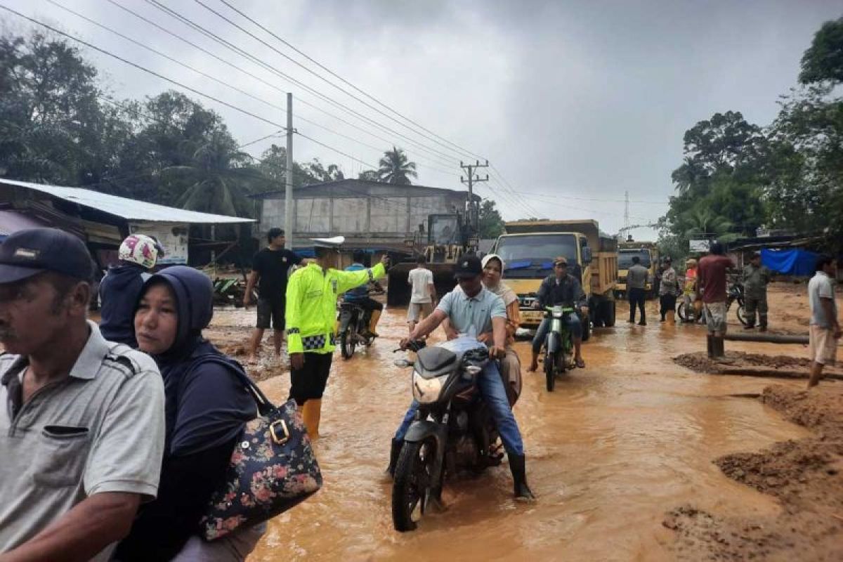 Lalu lintas di titik banjir bandang jalan nasional di Aceh Selatan bisa dilalui