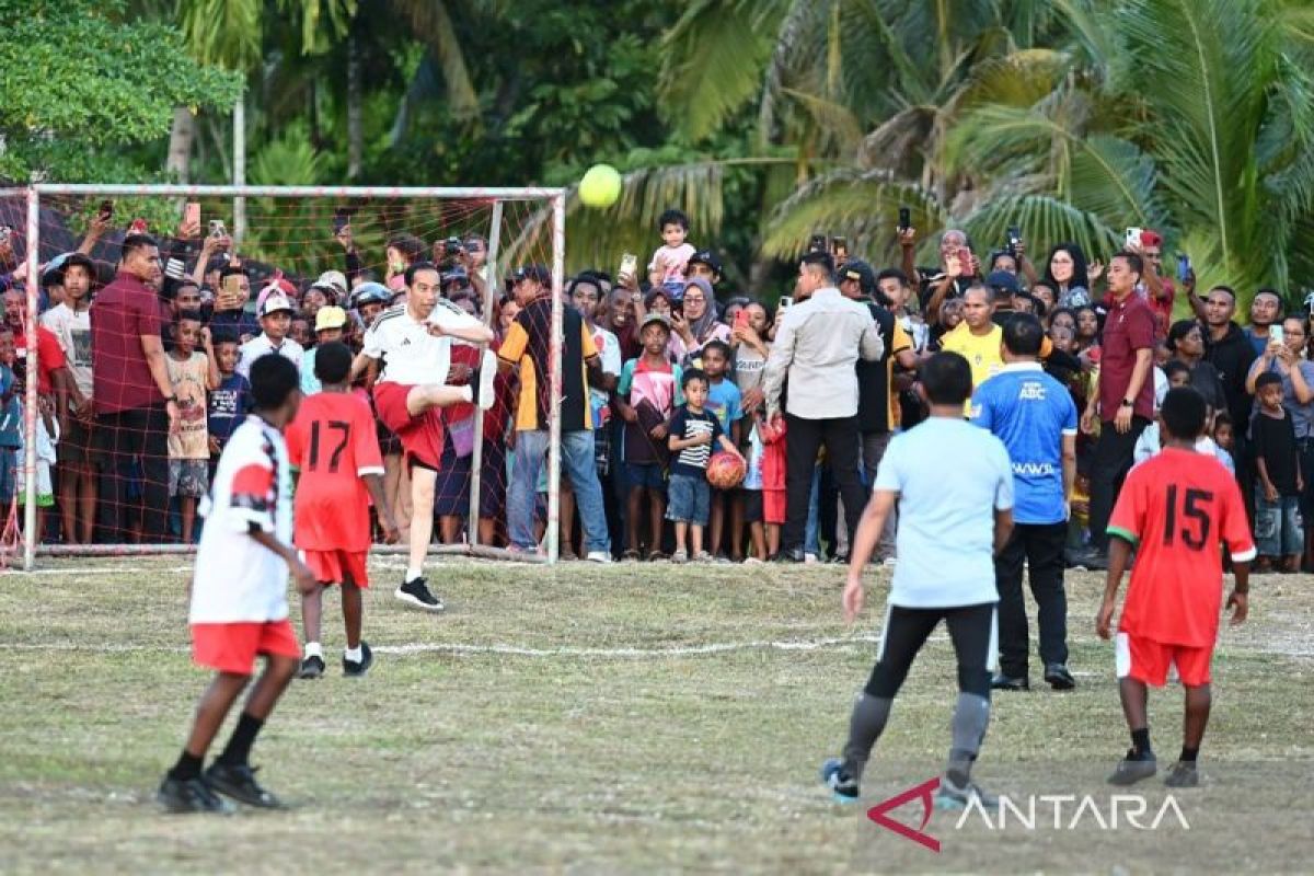 Potret keseruan Presiden Jokowi bermain bola bersama pelajar di Biak