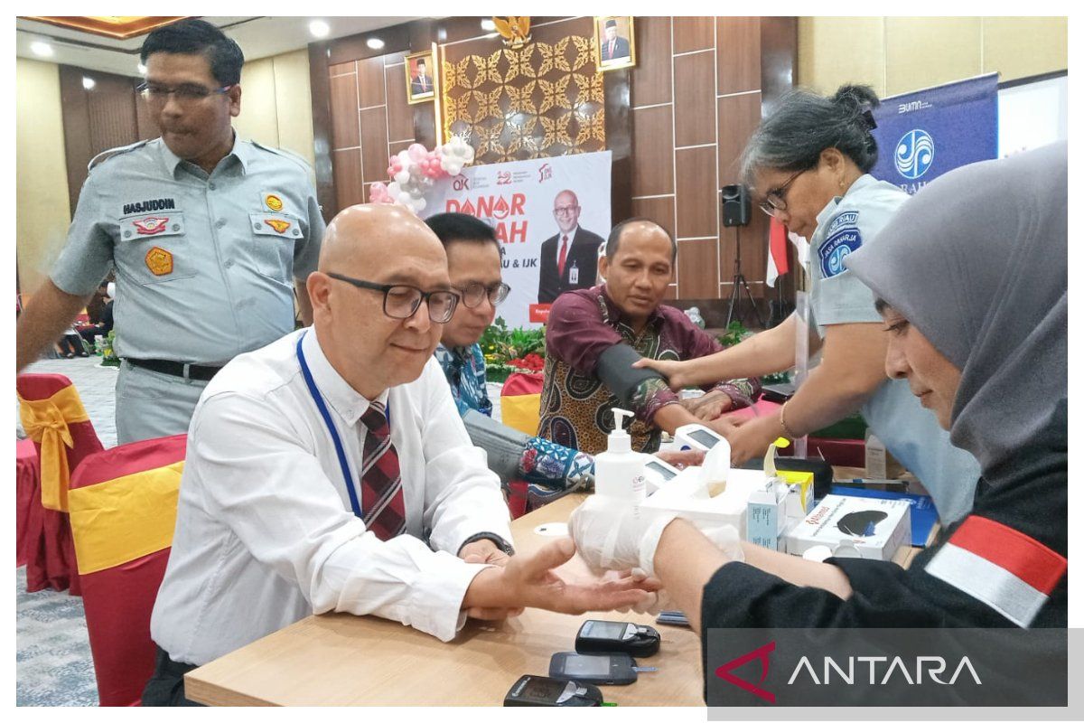 OJK Riau galang donor darah di kalangan perbankan, peringati ulang tahun ke-12