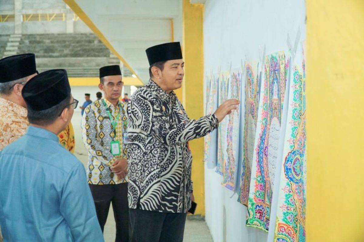 Penjabat Bupati Kobar apresiasi karya peserta lomba kaligrafi MTQH