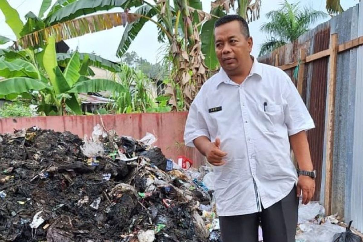 Bertahun menumpuk, DLH gunakan eskavator angkut sedimen sampah