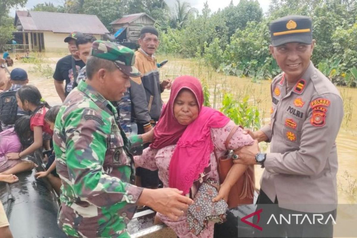 TNI-Polri bantu evakuasi korban banjir di Aceh Barat
