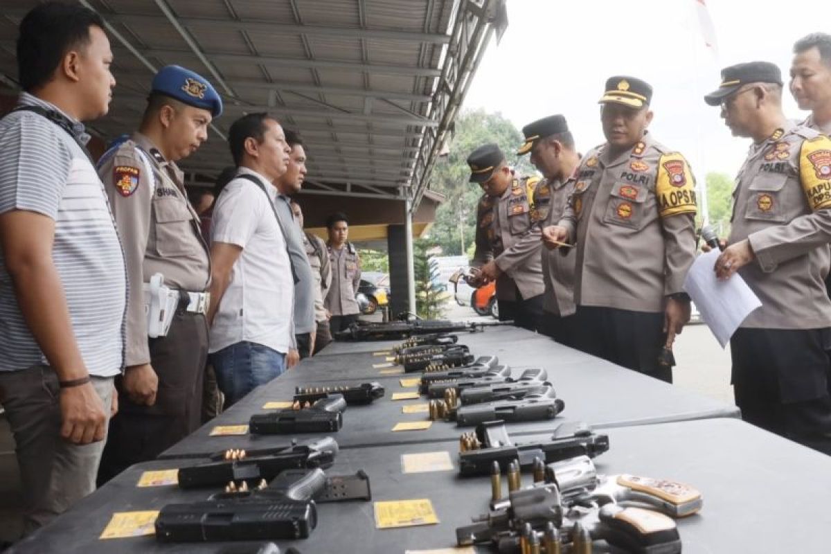 Kapolres HSS cek senjata api dan kendaraan dinas personel