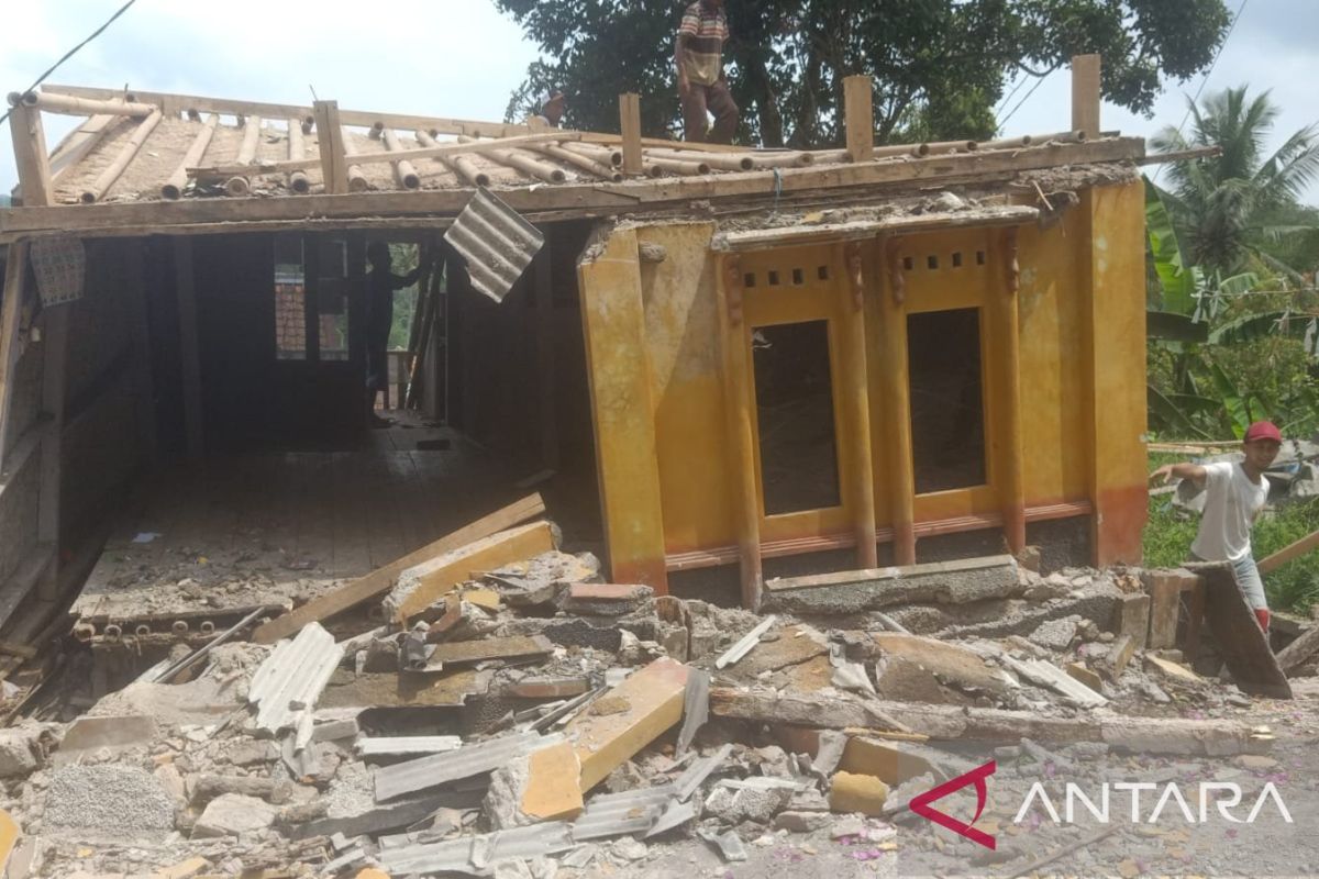 Rumah terdampak gempa Magnitudo 5,2 di Sukabumi akhirnya ambruk