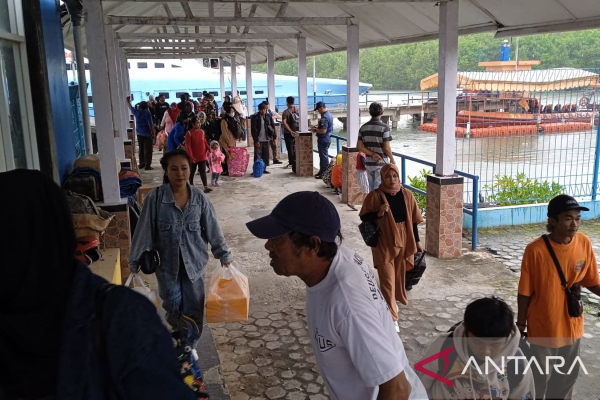 Arus penumpang di pelabuhan Tanjung Pandan capai 75.576 orang