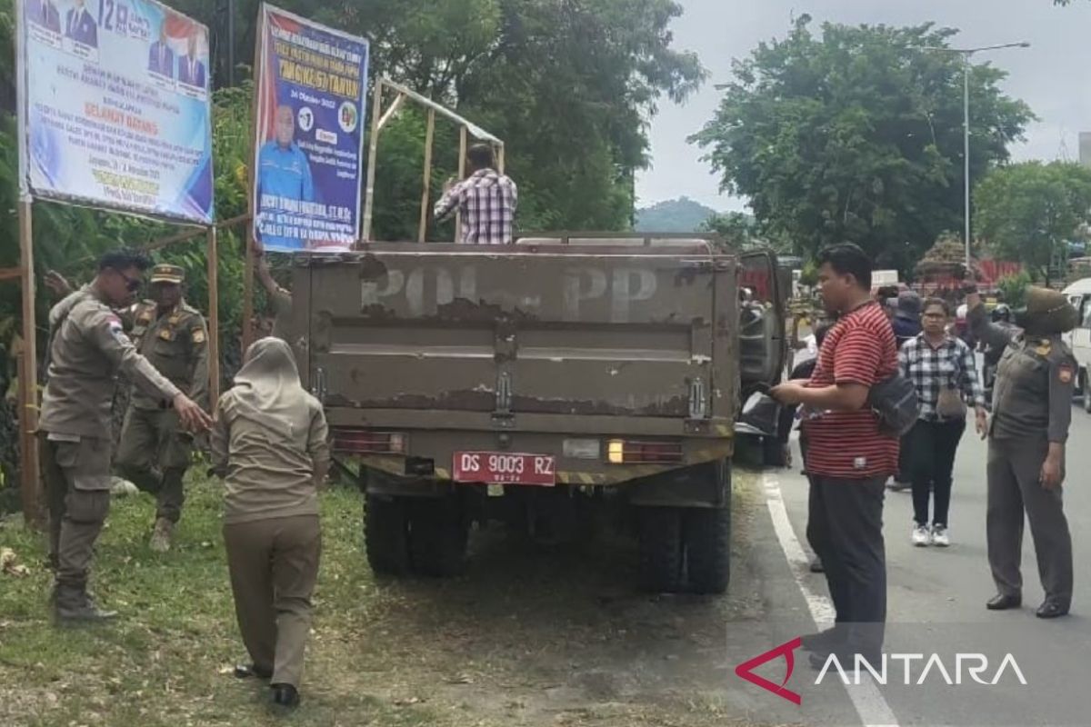 Bawaslu Kota Jayapura tertibkan APK di pinggir jalan raya