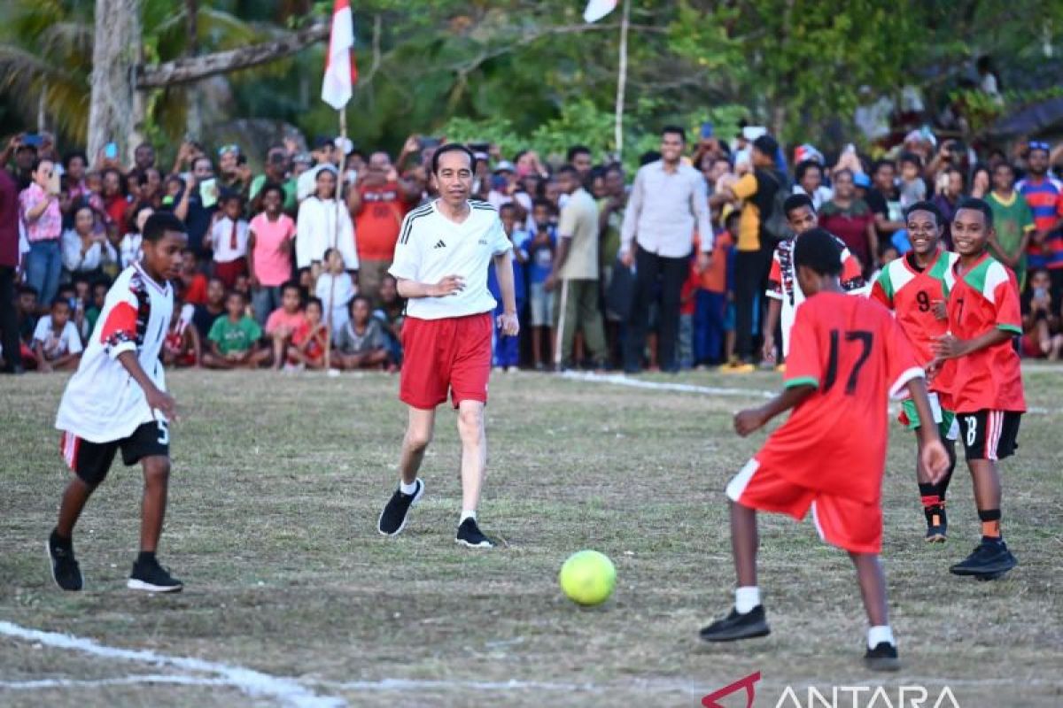 Presiden Jokowi bagikan foto keseruan bermain bola di medsos Instagram