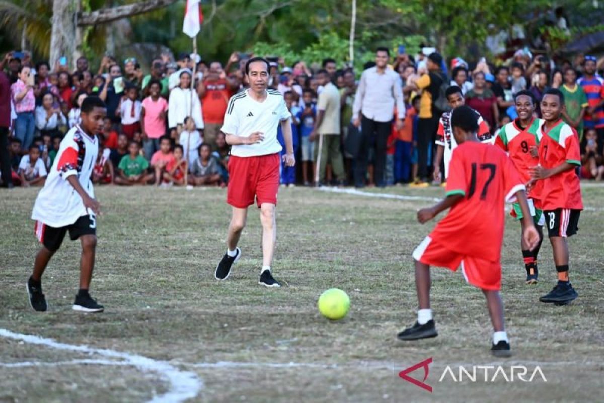 Presiden Jokowi bagikan foto keseruan bermain bola di Papua lewat Instagram