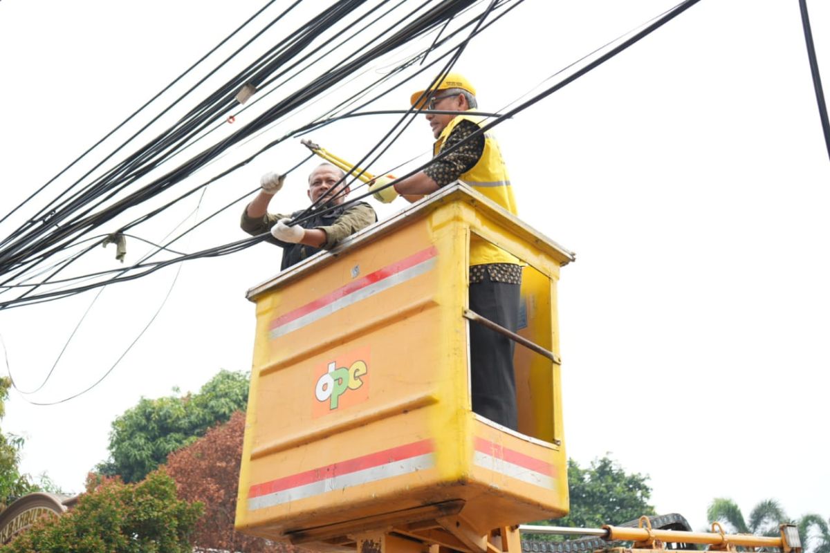 Pemkot Jaktim tertibkan kabel udara di Pondok Bambu