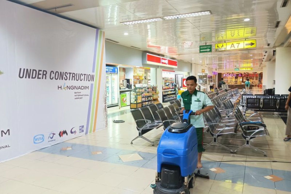 Bandara Hang Nadim Batam kerahkan petugas khusus atasi atap jebol di ruang tunggu